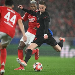 La unidad B levanta la mano