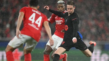 Frenkie de Jong intenta un chut con la izquierda en Lisboa.