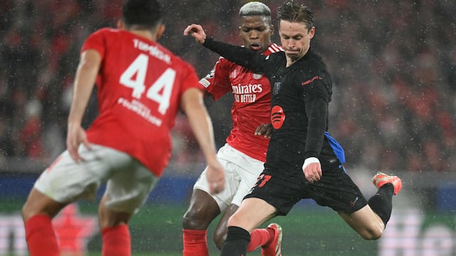 La unidad B levanta la mano