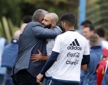 Chiqui Tapia, Presidente de la AFA, con Mascherano.