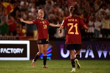 Saque de esquina favorable a España. El rechace le cae a Maite Oroz que se saca un trallazo para anotar el quinto tanto del partido. 5-0.