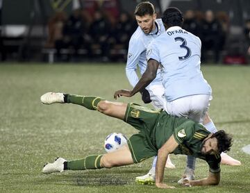 El partido fue muy duro en la primera mitad pero solo hubo cuatro amonestaciones. El árbitro no fue muy severo con las entradas. 