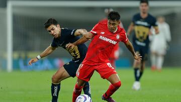 MEX2806.CIUDAD DE MÉXICO (MÉXICO), 18/08/2023.- Ulises Rivas (i) de Pumas disputa el balón con Juan Domínguez(d) de Toluca hoy, durante un juego por la jornada 4 del torneo Apertura 2023 de la Liga MX en el estadio  Olímpico Universitario en la Ciudad de México. EFE/ Isaac Esquivel
