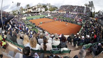 Imagen de la pista central del Club de Tenis Puente Romano de Marbella durante la eliminatoria de Copa Davis 2018 entre Espa&ntilde;a y Gran Breta&ntilde;a.