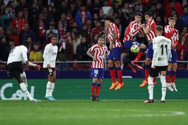 Álvaro Morata y Stefan Savic reciben el impacto del balón tras el lanzamiento de una falta directa de Ilaix Moriba.