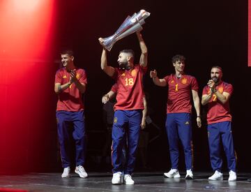 El capitán de la Selección española, Jordi Alba, entra al escenario alzando el trofeo de la Nations League.
