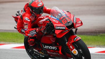 Sepang (Malaysia), 23/10/2022.- Italian rider Francesco Bagnaia of Ducati Team in action during the Malaysia Motorcycling Grand Prix in Sepang, Malaysia, 23 October 2022. (Motociclismo, Ciclismo, Francia, Malasia) EFE/EPA/FAZRY ISMAIL