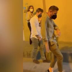 ¿Imaginan ir por Sevilla y cruzarse a Joaquín de esta guisa? Miren a la gente