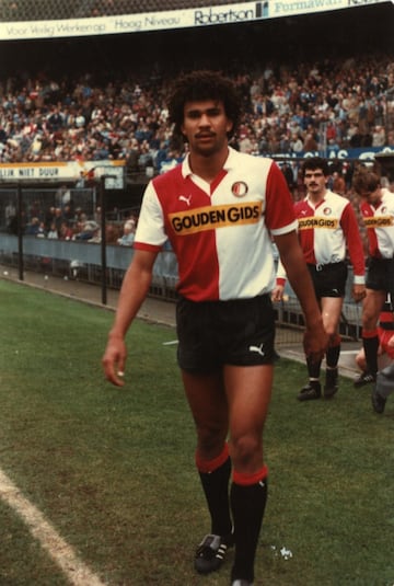 A mediados de la década de los 80, un jugador holandés, nacido en Surinam, brillaba en el PSV Eindhoven. Se llamaba Ruud Dil Gullit. Era alto, potente, técnico, despuntaba marcando goles… Su fama empezaba a recorrer el continente europeo. En 1986 y estando con su equipo realizando un stage invernal en Tenerife, el Real Madrid intentó su fichaje. Ramón Mendoza ofreció seis millones de dólares (casi 4 millones de euros) de la época por él al club holandés. La negociación estaba en marcha, con continuas visitas del propio Mendoza a Eindhoven o reuniones a medio camino, en París, con Kees Ploegsma, gerente-manager de la Phillips, para cerrar la operación.  La intención del Real Madrid era que se incorporase en el verano de 1987, con objeto de comenzar la pretemporada con su nuevo equipo. Sin embargo, lo que no sabía ninguno de los dos es que el fornido jugador holandés había sucumbido a los encantos de sirena procedentes de Italia, concretamente de Silvio Berlusconi, magnate televisivo y presidente del AC Milan. Éste se había quedado prendado de las actuaciones del holandés y de los en desagravio a su comportamiento anterior y un gesto de respeto. Cuando Gullit llegó, receloso y altivo, el presidente milanista le ofreció un suculento contrato, amén de uno de los dos presentes que tenía. Gullit se quedó con todo: el contrato, firmado en ese instante, para él y los bombones y el ramo para su mujer. Por su parte, el Real Madrid se quedó sin el jugador y con un pasmo de narices. El PSV se embolsaba además casi 11 millones de dólares (unos 8 millones de euros al cambio), casi el doble de lo que ofrecía el conjunto madridista.