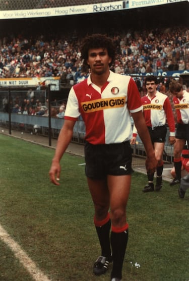 A mediados de la década de los 80, un jugador holandés, nacido en Surinam, brillaba en el PSV Eindhoven. Se llamaba Ruud Dil Gullit. Era alto, potente, técnico, despuntaba marcando goles… Su fama empezaba a recorrer el continente europeo. En 1986 y estando con su equipo realizando un stage invernal en Tenerife, el Real Madrid intentó su fichaje. Ramón Mendoza ofreció seis millones de dólares (casi 4 millones de euros) de la época por él al club holandés. La negociación estaba en marcha, con continuas visitas del propio Mendoza a Eindhoven o reuniones a medio camino, en París, con Kees Ploegsma, gerente-manager de la Phillips, para cerrar la operación.  La intención del Real Madrid era que se incorporase en el verano de 1987, con objeto de comenzar la pretemporada con su nuevo equipo. Sin embargo, lo que no sabía ninguno de los dos es que el fornido jugador holandés había sucumbido a los encantos de sirena procedentes de Italia, concretamente de Silvio Berlusconi, magnate televisivo y presidente del AC Milan. Éste se había quedado prendado de las actuaciones del holandés. Cuando Gullit llegó, receloso y altivo, el presidente milanista le ofreció un suculento contrato, amén de uno de los dos presentes que tenía. Gullit se quedó con todo: el contrato, firmado en ese instante, para él y los bombones y el ramo para su mujer. Por su parte, el Real Madrid se quedó sin el jugador y con un pasmo de narices. El PSV se embolsaba además casi 11 millones de dólares (unos 8 millones de euros al cambio), casi el doble de lo que ofrecía el conjunto madridista.