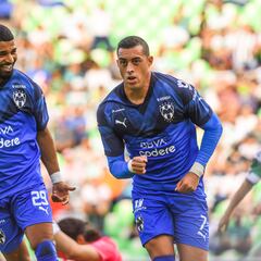 Rogelio Funes Mori se ve jugando junto a Germán Berterame y Rodrigo Aguirre