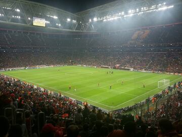 Los turcos promedian 41.725 aficionados por partido.