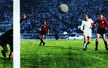 COPA DE EUROPA 1958; REAL MADRID - SEVILLA 3-0 Gol de Marsal, de efectivo remate junto a la base del poste.