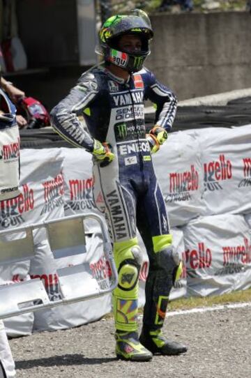 Valentino Rossi tras sufrir una caída poco después del comienzo de la carrera.