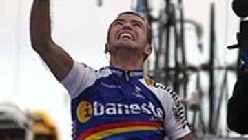 <B>CICLISMO AÑEJO.</B> Santi Blanco ha conseguido la victoria en la 18ª etapa atacando de lejos, al estilo del ciclismo de otros tiempos, con dos puertos por delante y ganando en la cima de La Covatilla.