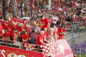 Celebración de los jugadores del Sevilla en la plaza de la Puerta de Jerez, durante el paseo triunfal que ha realizado el equipo esta tarde para festejar y ofrecer a la ciudad su quinta Liga Europa conseguida el pasado miércoles en Basilea (Suiza