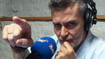 El locutor conduce un programa en Radio4G.