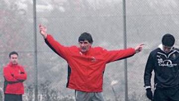 <b>NIEBLA Y FRÍO. </b>Mendilibar dirigió ayer el entrenamiento con una ligera neblina como testigo de la sesión preparatoria.