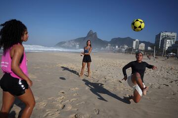 Un grupo de chicas practica con un balón de fútbol en la playa de Ipanema (Río de Janeiro). Brasil, cuna de grandes jugadores a lo largo de toda la historia, tiene también una gran representación en competiciones femeninas, y es practicado por gran cantidad de mujeres y niñas y será sede del Mundial Femenino de 2027.