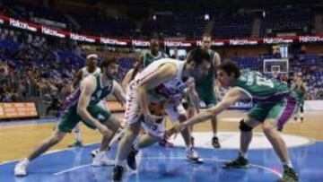 Carlos Suárez intenta robarle el balón a San Emeterio.