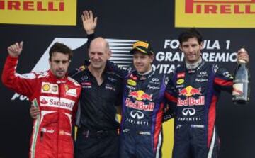 El podio de la carrera, Fernando Alonso, Adrian Newey (técnico jefe de Red Bull), Sebastian Vettel y Mark Webber.