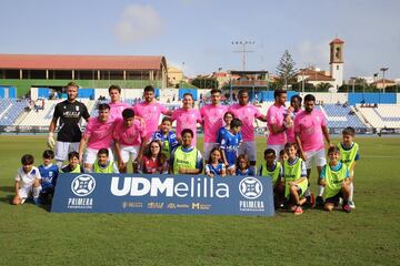 El Melilla salió de rosa por el  Día Mundial contra el Cáncer de Mama.