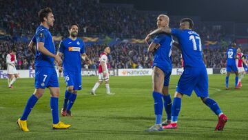 Deyverson, abrazado por Olivera, celebra el primer gol al Ajax ante Mata y Etxeita.