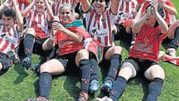<b>EUFORIA. </b>Las chicas del Athletic posan con la réplica de la Copa.