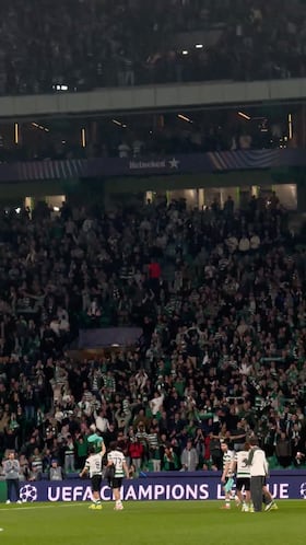 Euforia total de la plantilla celebrando con su gente.