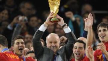 Vicente del Bosque está a dos partidos de hacerse centenario. En los 98 anteriores, ha levantado dos títulos: un Mundial (2010) y una Eurocopa (2012). Los jugadores le homenajearán por ello.