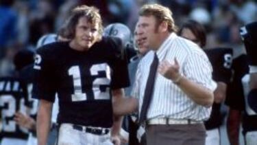 Ken Stabler junto a la gran leyenda, John Madden, en su periplo en los Raiders.