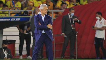 AMDEP8165. BARRANQUILLA (COLOMBIA), 24/03/2022.- El técnico de Colombia, Reinaldo Rueda, observa a sus jugadores hoy, en un partido de las eliminatorias sudamericanas para el Mundial de Catar 2022 entre Colombia y Bolivia en el estadio Metropolitano en Barranquilla (Colombia). EFE/Ricardo Maldonado Rozo
