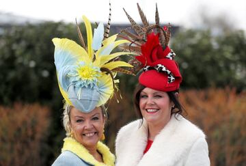 El Festival de Cheltenham, uno de los eventos hípicos más importantes del Reino Unido, se ha convertido en una pasarela de los sombreros más extravagantes.