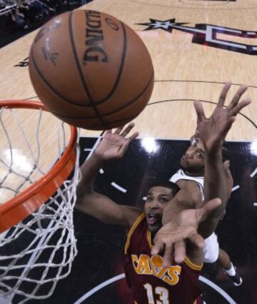 Tristan Thompson lucha por el balón con Kawhi Leonard.