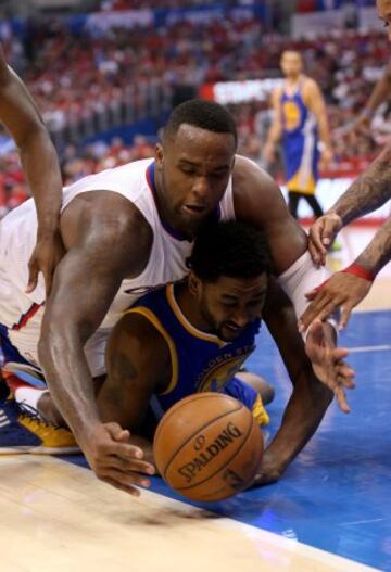 Glen Davis de Los Ángeles Clippers y Hilton Armstrong de los Golden State Warriors.