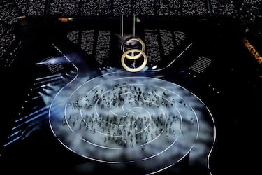 Bailarines actúan entre los anillos que representan la ciudad y la montaña durante la ceremonia de inauguración de los Juegos Olímpicos de Invierno.