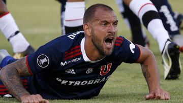 El ex defensor de la U opinó sobre la partida del gran ídolo del club y también reconoció que él se sintió pasado a llevar por cómo lo despidieron de la institución.