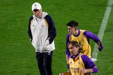 Ancelotti, en el entrenamiento posterior a la rueda de prensa.