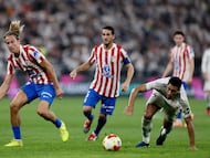 El centrocampista del Real Madrid Jude Bellingham (d) disputa un balón con el centrocampista del Atlético de Madrid Marcos Llorente (i) durante la semifinal de la Supercopa de España entre el Atlético de Madrid y el Real Madrid.