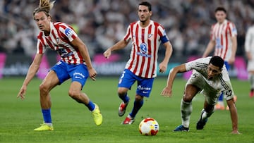 El centrocampista del Real Madrid Jude Bellingham (d) disputa un balón con el centrocampista del Atlético de Madrid Marcos Llorente (i) durante la semifinal de la Supercopa de España entre el Atlético de Madrid y el Real Madrid.