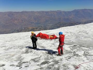 La Polícia Nacional de Perú con el cuerpo de William Stampfl.