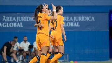 SANT ADRIÀ DE BESÓS (BARCELONA), 06/09/2024.- La defensa del Real Madrid María Méndez (i) celebra un gol durante el encuentro entre RCD Espanyol y Real Madrid de la primera jornada de la Liga F, este viernes en el estadio Ciudad Deportiva Dani Jarque de Sant Adrià de Besós (Barcelona). EFE/ Marta Pérez