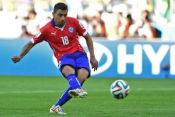 10.- El hombre de la polémica con Cavani suma 26 duelos bsajo el mando de Jorge Sampaoli en La Roja.