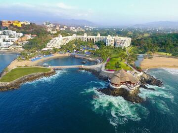 Esta playa ubicada en Colima es muy conocida por la pesca deportiva de profundidad y por sus hermosos atardeceres que fascinan a cualquiera. 