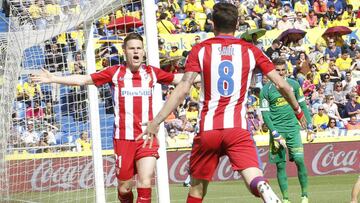 Gameiro y Saúl celebran el primer gol.