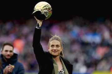 La futbolista catalana fue galardona con el Balón de Oro, premio por el que se le considera la mejor futbolista del año 2021.
