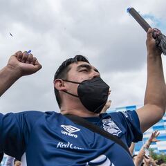 Afición muestra apoyo al Puebla con mariachis