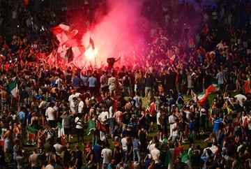 Los aficionados italianos celebran la victoria de su selección en Roma.