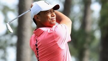 Tiger Woods golpea la bola durante un entrenamiento de cara al Masters Tournament en el Augusta National Golf Club de Augusta, Georgia.