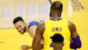 Stephen Curry y LeBron James, hablan durante el partido de la NBA que ha enfrentado a Golden State Warriors y Los Angeles Lakers.